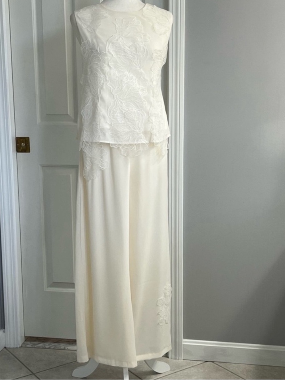 Cocobleu Ivory Sleeveless Top/ Pant Set Size M